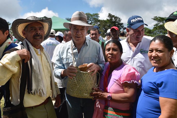 El presidente de Colombia, Juan Manuel Santos, junto a campesinos