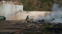 Bomberos intervienen en un incendio declarado en un punto de limpio de Algeciras (Cádiz)