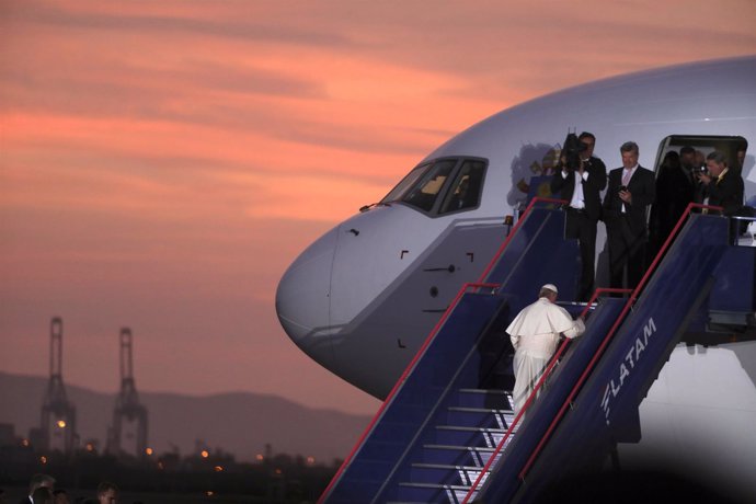 El Papa embarca en su avión en Lima tras finalizar su viaje a Perú