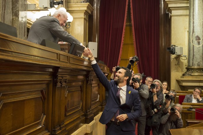 El president del Parlament, Roger Torrent, vota en la constitució de la Cambra