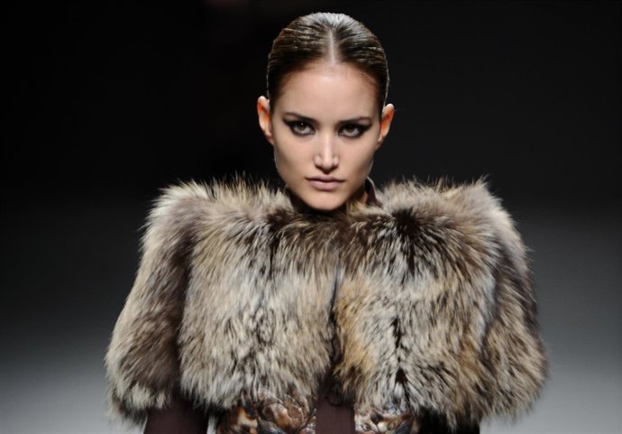 ALBA CARRILLO DESFILANDO EN 2010 EP