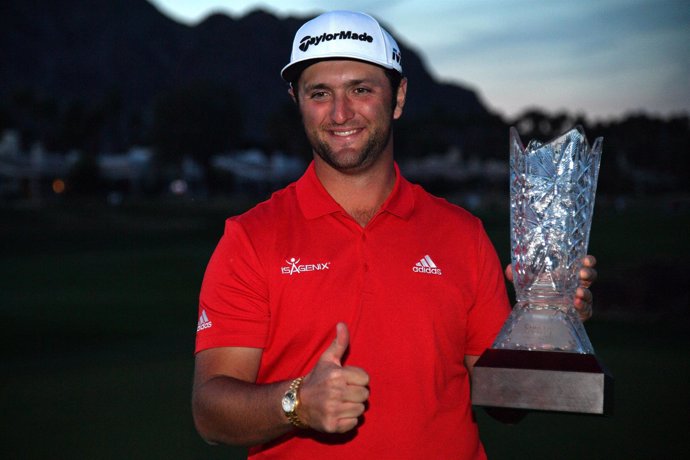 John Rahm con su trofeo de ganador