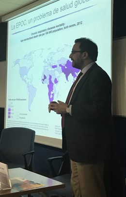 Bernardino Alcázar, neumólogo del Chare de Loja