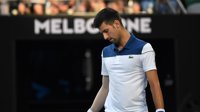 Federer sigue arrollador en Melbourne el día del adiós de Djokovic