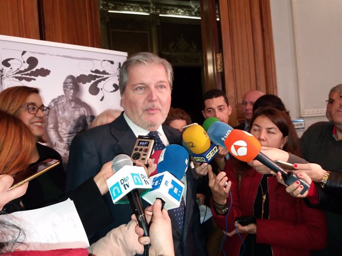 Méndez de  Vigo atiende a la prensa en un acto en Palencia