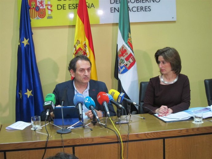 El subdelegado del Gobierno en Cáceres y la jefa provincial de Tráfico       