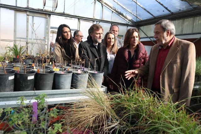 Fiscal y Ambrosio atienden al director del Banco de Germoplasma Vegetal Andaluz