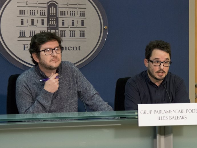 Los diputados de Podemos Alberto Jarabo y Carlos Saura