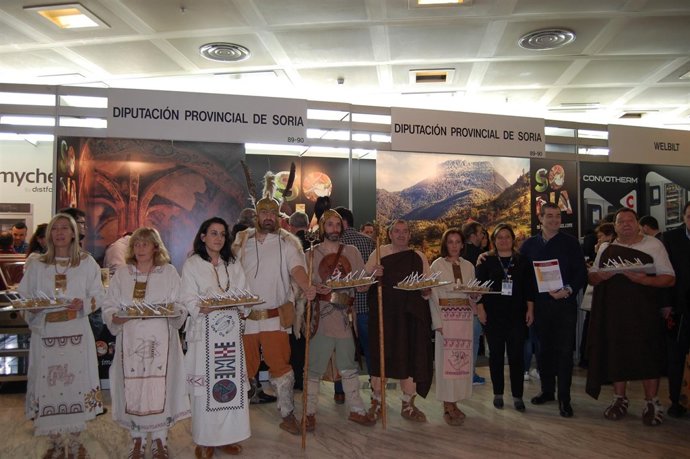 Los camareros ataviados con trajes numantinos