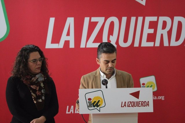 Representantes de IULV-CA, Gertrudis Vargas y Pedro Ortega, en rueda de prensa