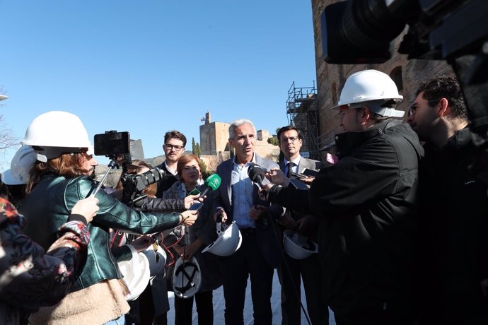 Miguel Ángel Vázquez atiende a los medios en Torres Bermejas, en la Alhambra