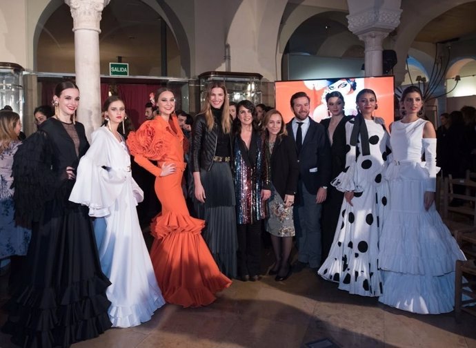 Jóvenes diseñadores de flamenco en el centro de Sevilla.