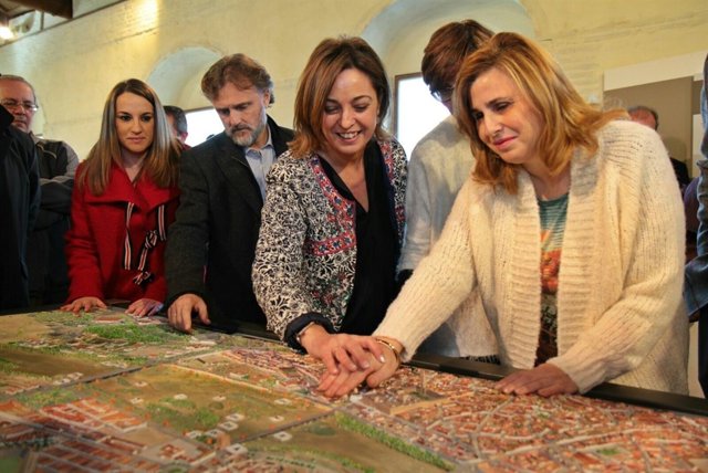 Una invidente 'lee' la maqueta junto a la alcaldesa y el consejero