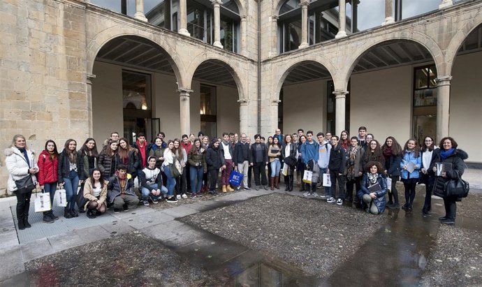 Visita del alumnado del Instituto Padre Moret al Departamento de Educación