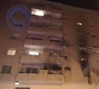 Sucesos.- Bomberos localizan un cadáver en una vivienda tras acudir a apagar el fuego en el piso colindante