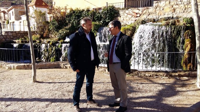 Guillén ha visitado hoy El Cuervo junto al alcalde de la localidad