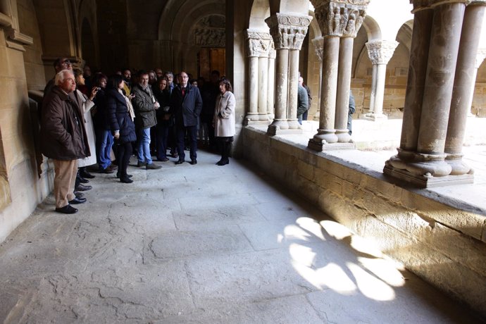 Miembros del Gobierno de Aragón en el claustro de San Pedro el Viejo de Huesca