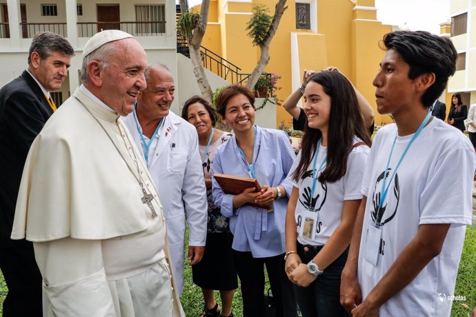 El Papa Francisco con jóvenes peruanos participantes de Scholas