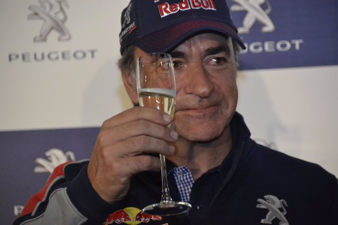 Carlos Sainz brinda por su victoria en el Dakar