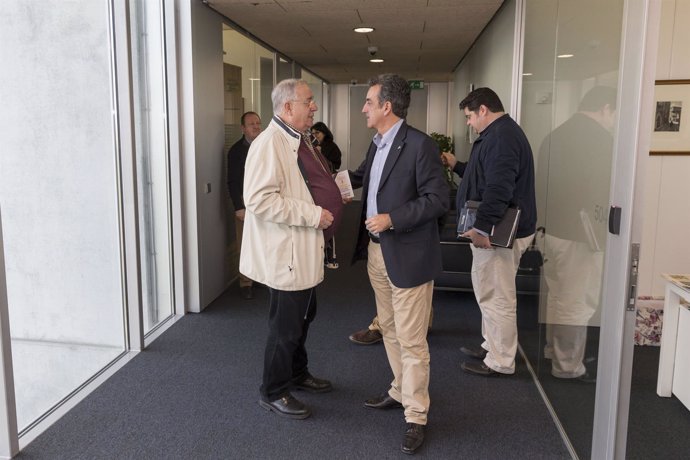 Martín con el alcalde de Santillana 