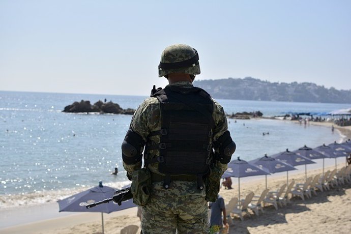 Soldado mexicano frente a la playa en el estado de Guerrero