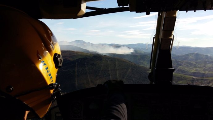 Incendio forestal en Cantabria visto desde el helicóptero 