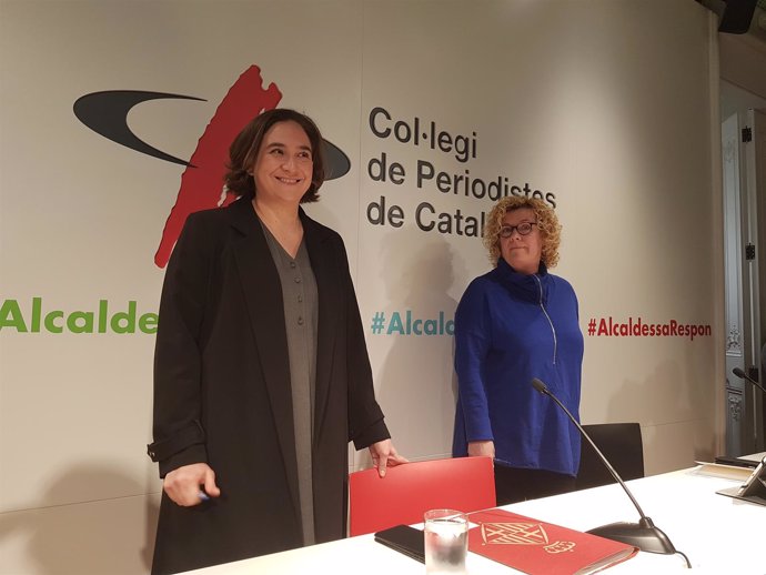 A la izquierda, la alcaldesa de Barcelona, Ada Colau