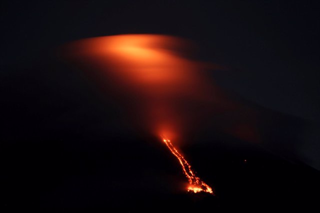 Erupción de lava del volcñan Mayon, en Filipinas