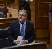 Zoido dice que se sigue a Puigdemont para que no pueda "cruzar la frontera en helicóptero, barco o en un maletero"