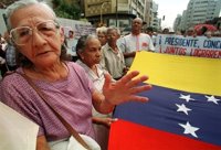 Jubilados venezolanos se concentran ante el Consulado del país en Madrid por el "impago de sus pensiones"