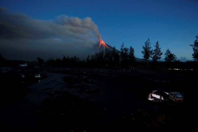 Volcán Mayón (Filipinas) en erupción