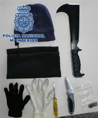 Roba el bolso a una mujer y se enfrenta a agentes de la Policía Nacional al ser detenido