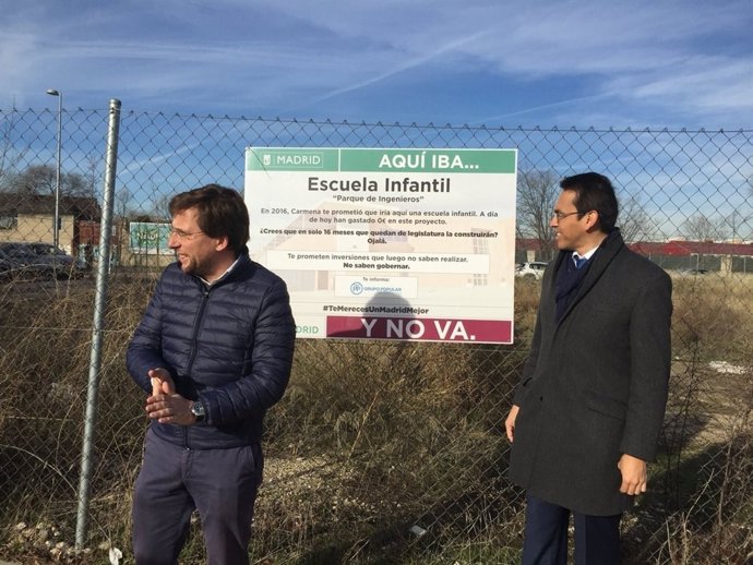 Almeida junto al cartel de 'Aquí iba y ya no va' colocado en Villaverde