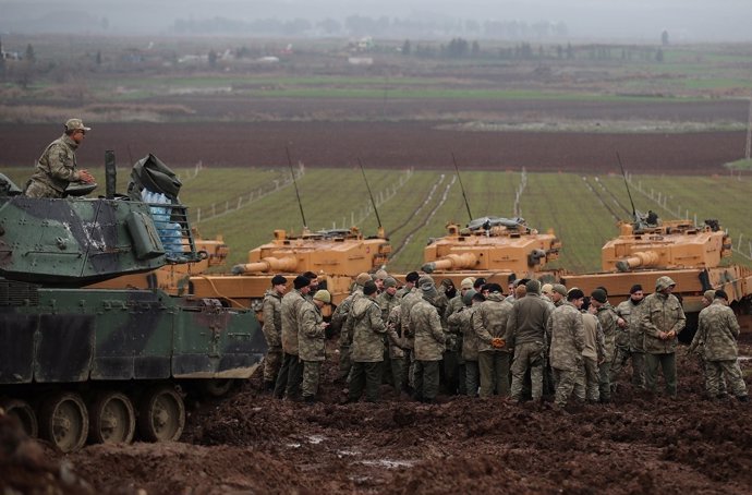 Tropas turcas en la frontera con Siria