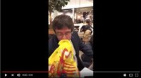 Puigdemont accede a besar una bandera española que le ofrece un ciudadano porque no tiene "ningún problema" con España
