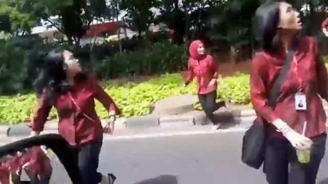 Gente corre después del terremoto
