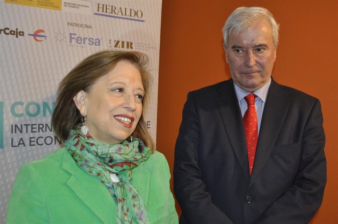 La secretaria de Estado de Comercio, Marisa Poncela, y Gustavo Alcalde. 