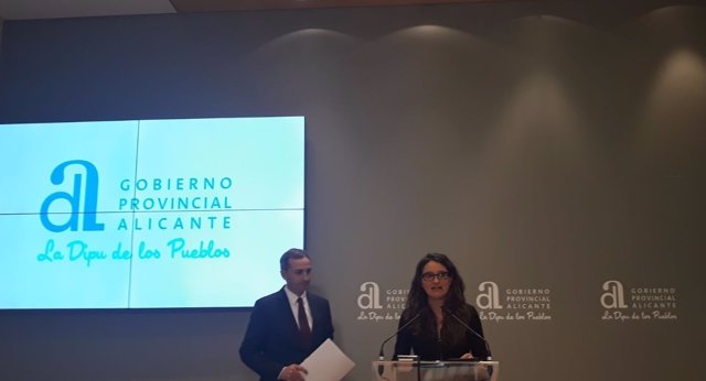 César Sánchez escucha a Mónica Oltra en su comparecencia de este martes