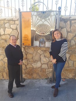 Morillo y Salazar ante una señal de la nueva ruta turística.