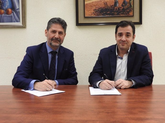 López (dcha.) y Cañadilla firman el acuerdo
