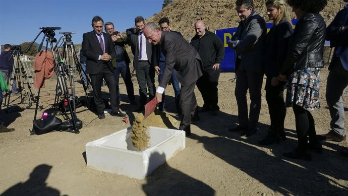 Francisco de la Torre coloca la primera piedra de VPO en el Palo 