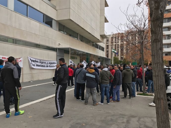 Concentración del sector de la chirla, ante la Delegación de Pesca. 