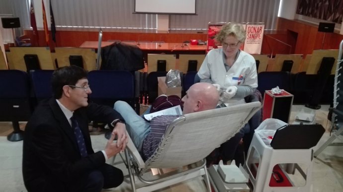 El consejero Manuel Villegas visita el Centro de Hemodonación