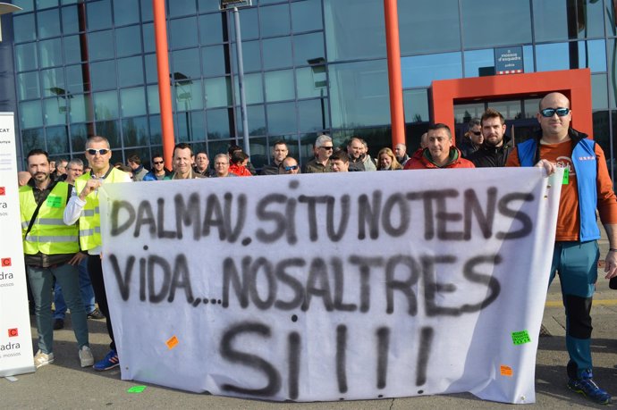 Cincuenta mossos protestan ante la comisaría de Lleida contra un alto cargo