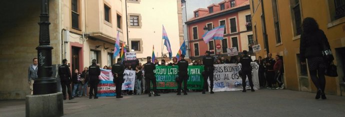 Concentración de XEGA y colectivos transexuales contra el autobús de Hazte Oír
