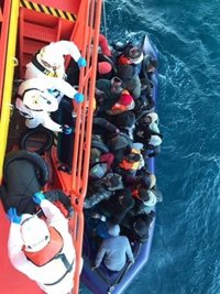 Rescatados 32 varones y dos mujeres de una patera a 16 millas de la isla de Alborán, trasladadas a Motril (Granada)