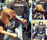 Un grupo de mujeres "perrean" a los policías como protesta en una manifestación en Honduras
