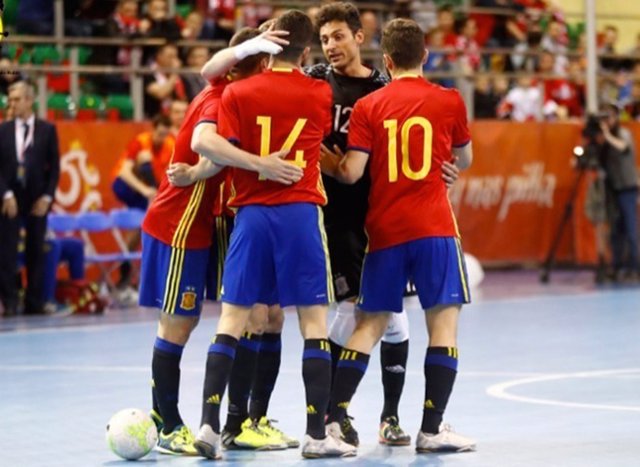 La selección española de fútbol sala celebra un gol 