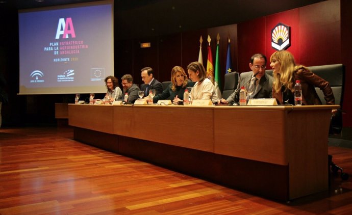 Díaz y Ambrosio (centro), entre el resto de participantes en la presentación