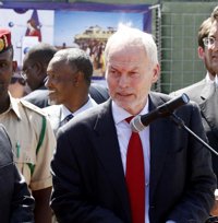 Embajador de Reino Unido en Afganistán tilda de "atrocidad" el atentado contra la sede de Save the Children en Jalalabad